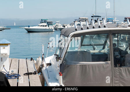 Sportboote in Sodus Bay NY USA festgemacht. Stockfoto