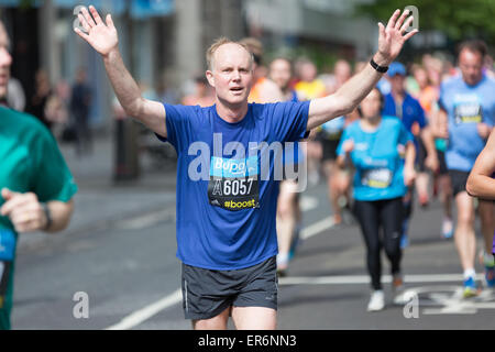 Wettbewerber mit der Bupa-London 10.000 laufen auf Montag, 25. Mai 2015 Stockfoto