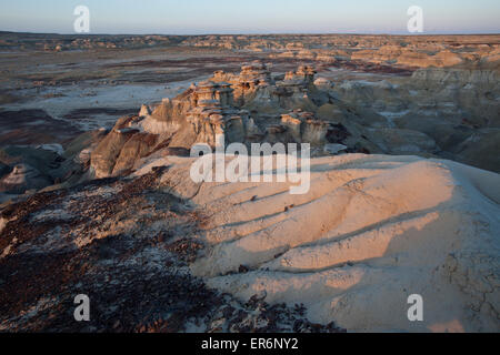 Ins Wasser Rollen geschnitzt Ton Hügeln und Formationen in die Ah-Shi-sle-pah Wilderness Study Area im San Juan County, New Mexico. Stockfoto