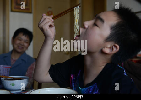 Jiaxing, Zhejiang, China kann 9 2015--Enkel Chengcheng und Zhiling Chu Essen zu Hause. Gibt es etwa mehr als 1 Million Familien verloren ihr einziges Kind in China. China Medienberichten zufolge gibt es 190,000015 Millionen Jahr-alte Menschen, die nur ein Kind in ihre Familie und es gibt mehr als 2 Millionen alte Menschen, die ihr einziges Kind verloren.  Es erhöht 78.000 Familien pro Jahr. Mehr als 2 Millionen Senioren verlor ihr einzige Kind. Seit 1982 worden ein Kind eine Familienpolitik erzielt. Stockfoto