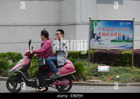 Jiaxing, Zhejiang, China 9. Mai 2015 Zhiling Chu fährt ein e-Bike mit Enkel Chengcheng.  Gibt es etwa mehr als 1 Million Familien verloren ihr einziges Kind in China. China Medienberichten zufolge gibt es 190,000015 Millionen Jahr-alte Menschen, die nur ein Kind in ihre Familie und es gibt mehr als 2 Millionen alte Menschen, die ihr einziges Kind verloren.  Es erhöht 78.000 Familien pro Jahr. Mehr als 2 Millionen Senioren verlor ihr einzige Kind. Seit 1982 worden ein Kind eine Familienpolitik erzielt. Stockfoto