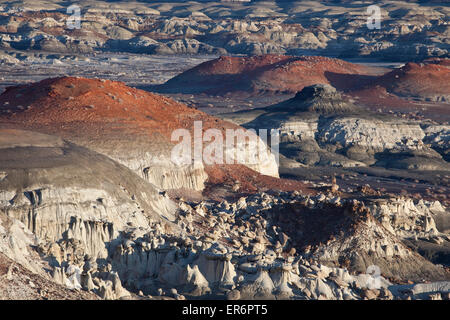 Steil erodierten Felsformationen in den Bisti De-Na-Zin Wilderness im San Juan County, New Mexico. Stockfoto