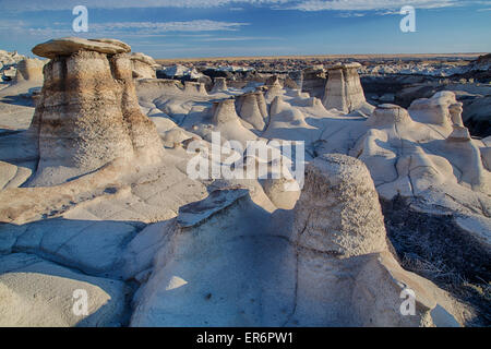 Steil erodierten Felsformationen in den Bisti De-Na-Zin Wilderness im San Juan County, New Mexico. Stockfoto