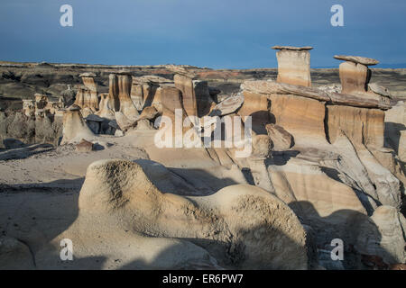 Steil erodierten Felsformationen in den Bisti De-Na-Zin Wilderness im San Juan County, New Mexico. Stockfoto