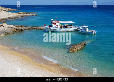 Griechische Insel Koufonissi, Kykladen, Griechenland. Taxiboote in idyllischer Umgebung, Stockfoto