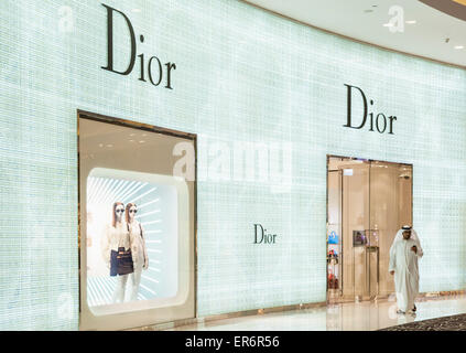 Arabische Shopper außerhalb Christian Dior Shop Dubai Mall Dubai Stadt Vereinigte Arabische Emirate VAE Naher Osten Stockfoto
