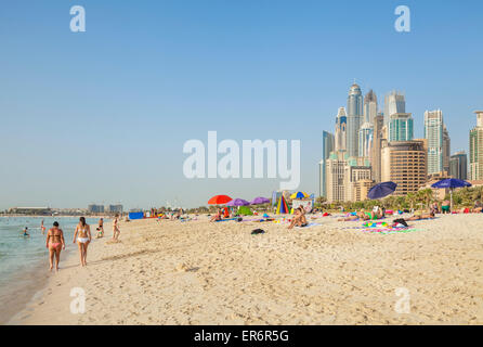 Sonnenanbeter und Touristen am öffentlichen Strand Dubai JBR (Jumeirah Beach Resort), Dubai, Vereinigte Arabische Emirate, Vereinigte Arabische Emirate, Naher Osten Stockfoto