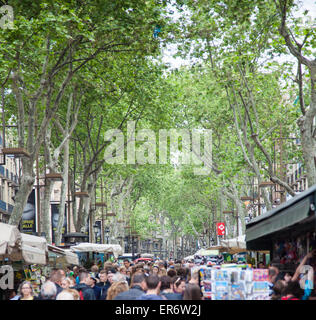 Menschen, die ein Spaziergang auf der berühmten Straße La Rambla in Barcelona Stockfoto