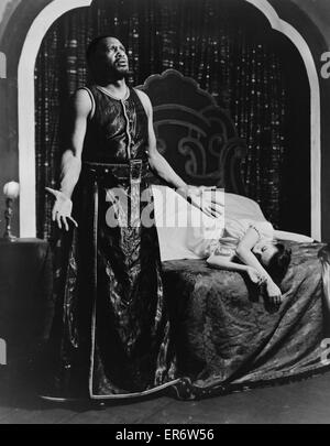 Szene aus Othello mit Paul Robeson und Margaret Webster d.h. Uta Hagen als Desdemona. Gilde-Theaterproduktion 1943 / 44. Datum, 1943 bzw. 1944?. Szene aus Othello mit Paul Robeson und Margaret Webster d.h. Uta Hagen als Desdemona. Gilde Theaterproduktion 19 Stockfoto