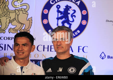 Bangkok, Thailand. 28. Mai 2015. Kiatisuk Senamuang (links) Thailand-All-Stars-FC Manager grüßen Jose Mourinho (rechts) Chelsea FC-Manager im Rahmen einer Pressekonferenz vor dem Thailand All-Stars-Team am 30. Mai 2015 in Bangkok im Rahmen der pre-Season-der Team-Tour in Asien. © Vichan Poti/Pacific Press/Alamy Live-Nachrichten Stockfoto