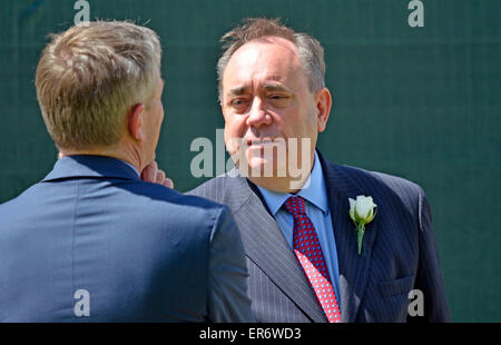 Alex Salmond MP (SNP: Gordon) am College Green, Westminster, nach der Thronrede 27. Mai 2015, staatliche Eröffnung der UNPA Stockfoto