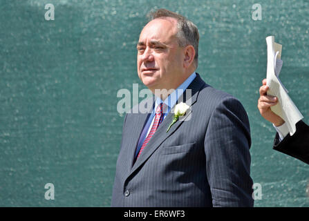 Alex Salmond MP (SNP: Gordon) am College Green, Westminster, nach der Thronrede 27. Mai 2015, staatliche Eröffnung der UNPA Stockfoto