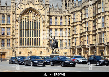 London, Großbritannien. Palace of Westminster / Houses of Parliament - Statue (1860 - Baron Marochetti) von Richard I. / Löwenherz (1157-99) im Alten Palasthof Stockfoto