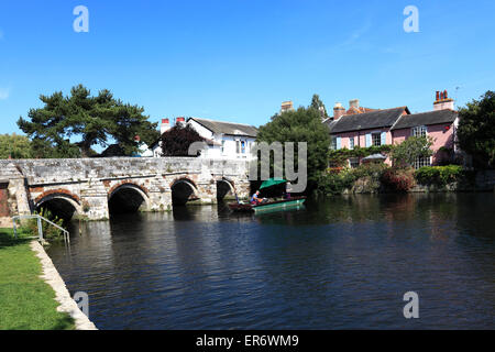 Angeln auf der Royalty-Fischerei, Fluss Avon, Straßenbrücke der Stadt Christchurch, Dorset County; England, Großbritannien, Vereinigtes Königreich Stockfoto