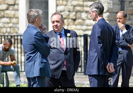 London. 27.Mai 2015. Alex Salmond im Gespräch mit Jakob Rees-Mogg auf College Green, Westminster Stockfoto