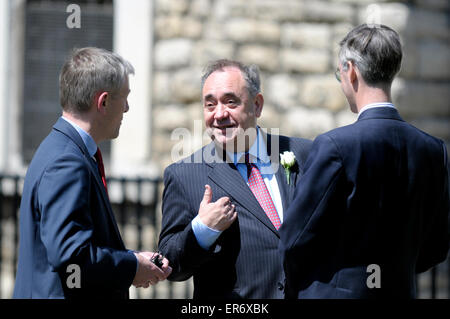 London. 27.Mai 2015. Alex Salmond im Gespräch mit Jakob Rees-Mogg auf College Green, Westminster Stockfoto