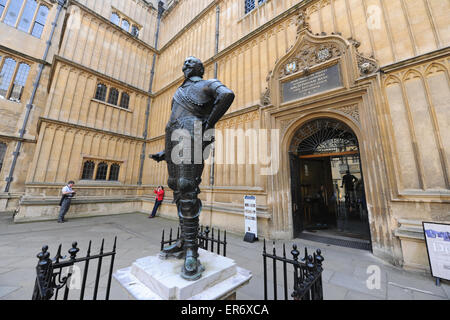 Statue des Earl of Pembroke im alten Schulen Viereck, Bodleian Library, Teil der University of Oxford, England. Stockfoto