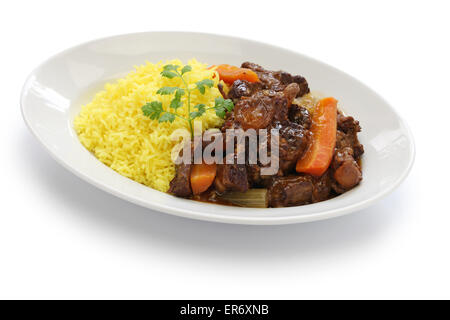 Boeuf Stroganoff mit Nudeln, russische Küche, isoliert auf weißem Hintergrund Stockfoto