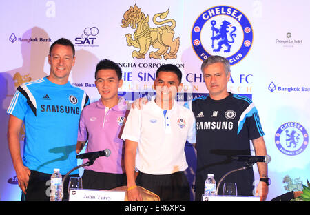 Bangkok, Thailand. 28. Mai 2015. Von rechts nach links: Jose Mourinho, der FC Chelsea Manager, Kapitän John Terry Chelsea FC, Kiatisuk Senamuang Thailand All-Stars FC Manager und Sarawut Masuk Fußballspieler von Thailand All-Stars posieren für ein Foto im Shangri-La Hotel. © Vichan Poti/Pacific Press/Alamy Live-Nachrichten Stockfoto