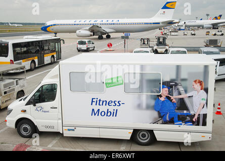 Blick auf das neue Fitness-Mobile bei Fraport auf dem Rollfeld des Flughafens Frankfurt, Frankfurt am Main, 27. Mai 2015 genommen. Die umgebauten Pick-up-Truck ist als mobile Mini-Fitnessraum für Mitarbeiter auf dem Rollfeld des Flughafens verwendet werden. Foto: CHRISTOPH SCHMIDT/dpa Stockfoto