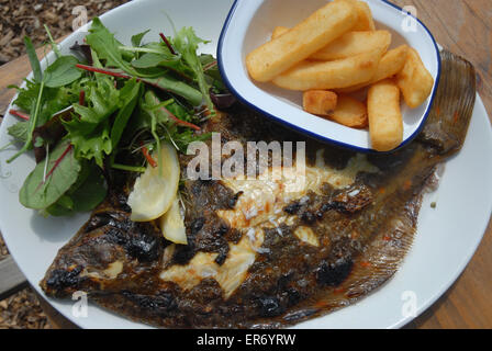 Fisch und Pommes mit Salat auf der Seite. Stockfoto