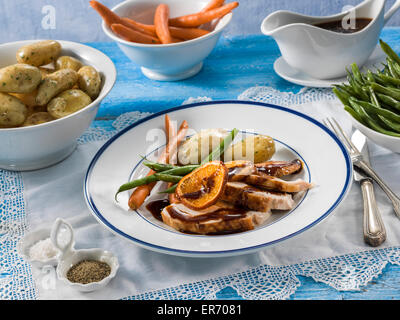 Türkei mit Karotten Bohnen und Kartoffeln auf einem Teller Stockfoto