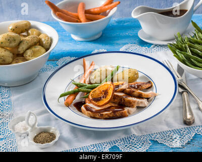 Türkei mit Karotten Bohnen und Kartoffeln auf einem Teller Stockfoto