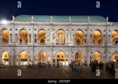 Die Basilica Palladiana in der Piazza dei Signori in Vicenza Italien. Nachtansicht. Stockfoto