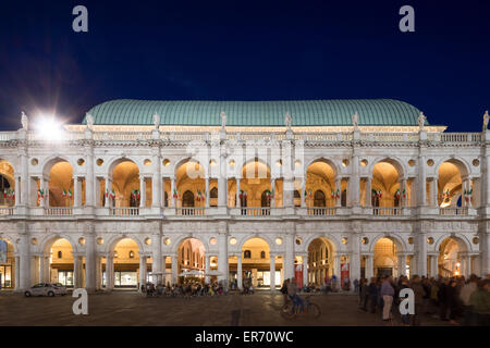 Die Basilica Palladiana in der Piazza dei Signori in Vicenza Italien. Nachtansicht. Stockfoto