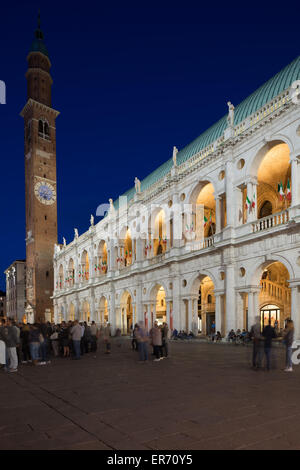 Der Torre Bissara und Basilica Palladiana in der Piazza dei Signori in Vicenza Italien. Blick bei Nacht. Stockfoto