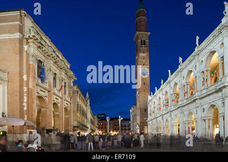 Der Torre Bissara und Basilica Palladiana in der Piazza dei Signori in Vicenza Italien. Blick bei Nacht. Stockfoto