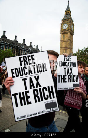 Londoner Anti-Sparkurs Protest. Demonstranten vor Big Ben gehen halten Plakate sagen "kostenlose Bildung, Besteuerung die reichen". Stockfoto