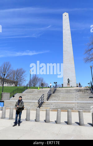 Boston Freedom Trail Wahrzeichen Selfie mit Mann und Selfie Stick. Bunker Hill Monument in Boston, Massachusetts gut für Selfies. Stockfoto