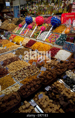 Candy, getrockneten Früchten und Nüssen auf dem Display an einen Kreditor in einem Markt La Boqueria, Barcelona, Spanien Stockfoto