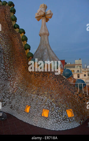 Auf dem Dach der Casa Batllo in Barcelona, Spanien, in der Dämmerung Stockfoto