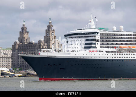Die Queen Mary 2, überqueren den Fluss Mersey vor Liver Buildings, Liverpool, Merseyside Stockfoto