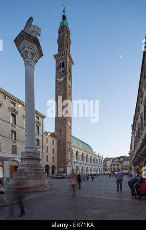 Der Torre Bissara und Basilica Palladiana in der Piazza dei Signori in Vicenza Italien. Stockfoto