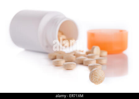 Tabletten und ein Glas auf eine glänzende Oberfläche Stockfoto