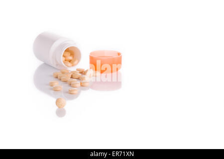 Tabletten und ein Glas auf eine glänzende Oberfläche Stockfoto