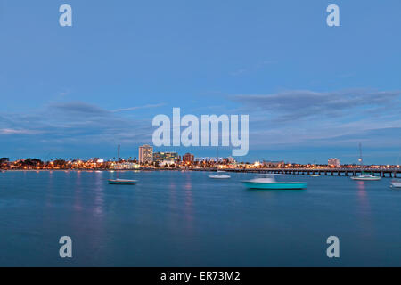 Blick auf St. Kilda Vorort vom Pier, mit Booten im Hafen Stockfoto