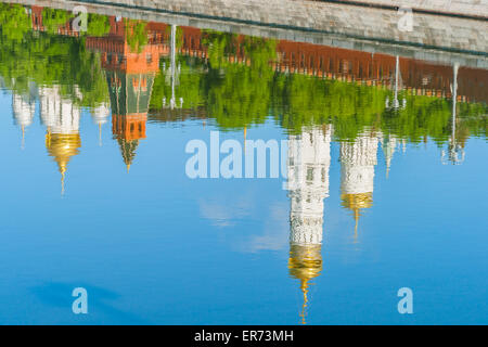 Reflexion der Kreml Kathedralen in ruhigem Wasser der Moskwa früh morgens Frühling. Stockfoto