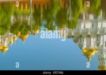 Reflexion der Kreml Kathedralen in ruhigem Wasser der Moskwa früh morgens Frühling. Stockfoto