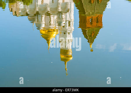 Reflexion der Kreml Kathedralen in ruhigem Wasser der Moskwa früh morgens Frühling. Stockfoto