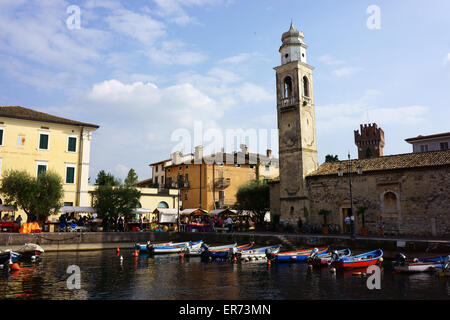 Hafen und Altstadt Lazise am Gardasee, Provinz Verona, Italien Stockfoto