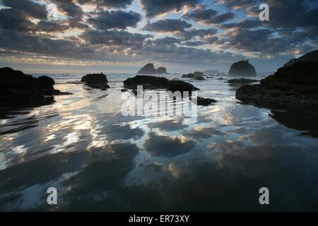 Sonnenuntergang über dem Meer-Stacks am Strand von Trinidad Bay in California Coastal National Monument in Kalifornien. Das Denkmal besteht aus mehr als 20.000 Inselchen, Felsen, Riffe ausgesetzt und Zinnen erstreckt sich die Länge des Staates zwischen Mexiko und Oregon. Stockfoto