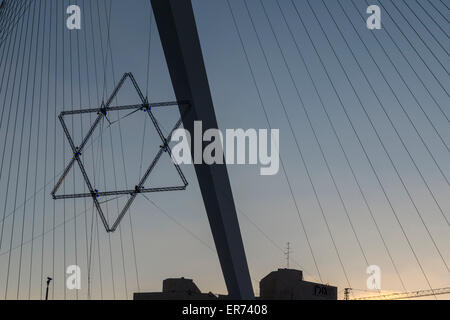 Jerusalem, Israel. Ein großer Davidstern hängen von der Akkorde-Brücke am Eingang der Stadt, Unabhängigkeitstag zu feiern. Stockfoto