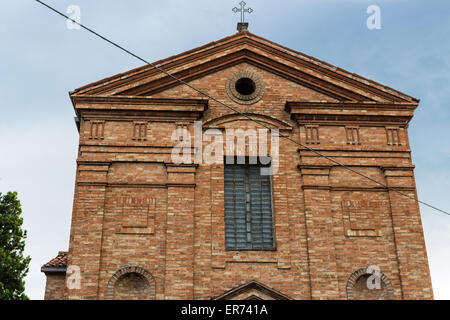 Architektur-Details der Brickwall Fassade eine XVIII Jahrhundert Seelsorge, Kirche im Dorf von Cà di Lugo in der Nähe von Ravenna in der Landschaft der Emilia Romagna in Norditalien: die Kirche wurde wieder aufgebaut nach dem Ende des zweiten Weltkrieges Stockfoto