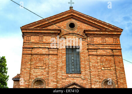 Architektur-Details der Brickwall Fassade eine XVIII Jahrhundert Seelsorge, Kirche im Dorf von Cà di Lugo in der Nähe von Ravenna in der Landschaft der Emilia Romagna in Norditalien: die Kirche wurde wieder aufgebaut nach dem Ende des zweiten Weltkrieges Stockfoto