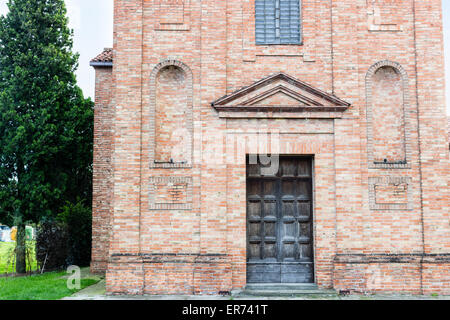 Architektur-Details der Brickwall Fassade eine XVIII Jahrhundert Seelsorge, Kirche im Dorf von Cà di Lugo in der Nähe von Ravenna in der Landschaft der Emilia Romagna in Norditalien: die Kirche wurde wieder aufgebaut nach dem Ende des zweiten Weltkrieges Stockfoto