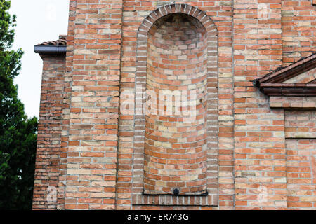 Architektur-Details der Brickwall Fassade eine XVIII Jahrhundert Seelsorge, Kirche im Dorf von Cà di Lugo in der Nähe von Ravenna in der Landschaft der Emilia Romagna in Norditalien: die Kirche wurde wieder aufgebaut nach dem Ende des zweiten Weltkrieges Stockfoto